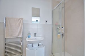 Ensuite- click for photo gallery